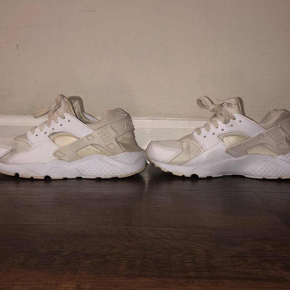 White pair of huaraches